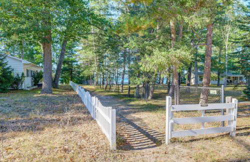 Near Beach Access Torch Lake Cabin Retreat! - Foto 25