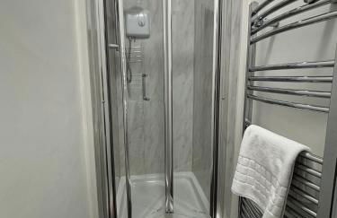 Garrick's Suite-Home away from Home- suitable for couples retreat, Contractors and NHS- free parking - Foto 9