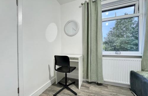 Modern 3 Bedroom Home - Free Driveway Parking - 6 Guests - Upstairs Bathroom and Downstairs WC - Foto 19