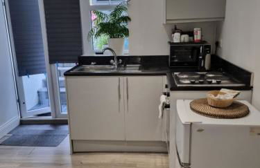 Modern self contain studio Own Private Access - Foto 4