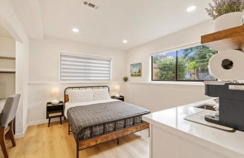 Spacious Modern Retreat w Game Room and Yard - Foto 26