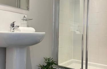 Five Bedroom Five Bathroom House - Dalkeith - Photo 20