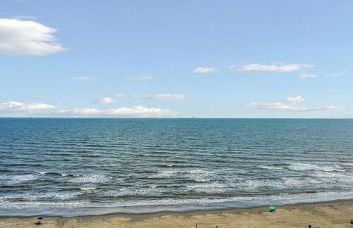 Coastal Blue Beach House with 3 Bedrooms and Just off the Seawall - Foto 18