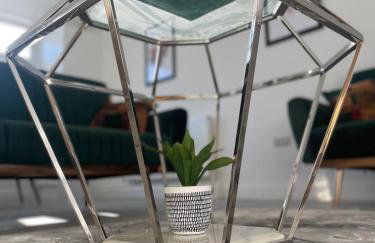 The Felix Apartments - 3 Bedrooms - FREE Parking - Close to train station - Photo 16