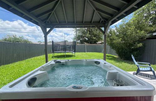 Stunning 4BR 2BA Hot Tub Cozy Holiday Home in Plano - Photo 32