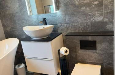 Rhuddlan 5-Bed House Sleeps 7 Pet-Friendly - Photo 12