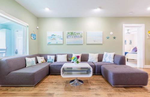 Fun Family-Friendly Poolside Escape Near Beach - Foto 8