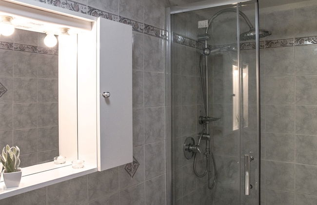 JOIVY Stunning 2-BR Flat w/ Balcony - Photo 22