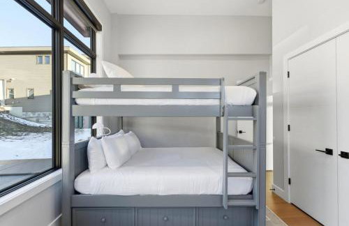 Luxury Hideout w Hot Tub Steam Shower - Photo 21