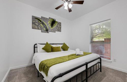 Tasteful 3BR I Free Parking I Workspace - Foto 4