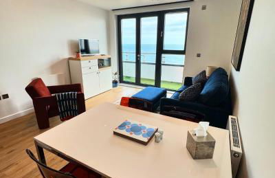 Stunning Beach Front Apartment with Sea views, FREE Parking & Balcony - Foto 16