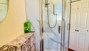 4-Bedroom House 5 mins to Beach & Parking - Foto 5