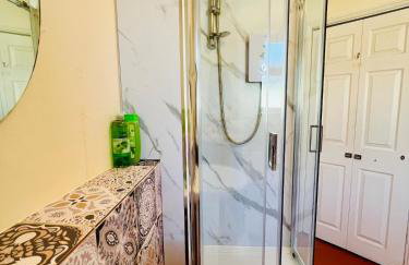 4-Bedroom House 5 mins to Beach & Parking - Foto 5