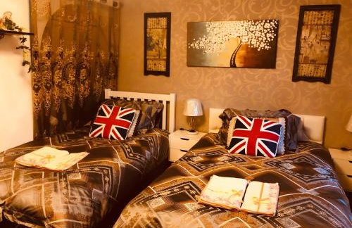 Cheerful 4 bedroom house with garden free parking - Photo 29