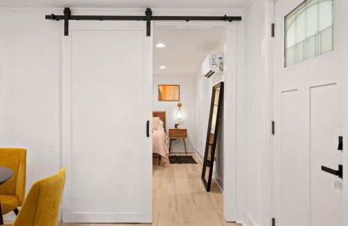 Couples Retreat with Hot Tub, Beach Cruisers, Spa Bath - Foto 21