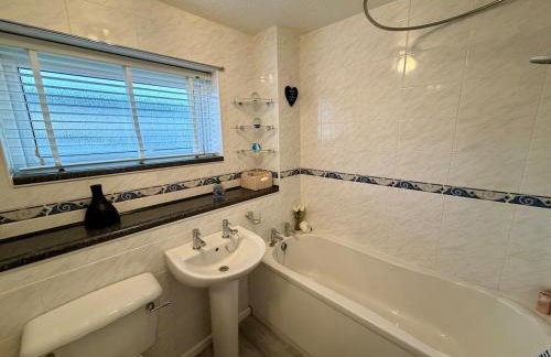 Stylish 3-Bed Family Pet-Friendly Home with Garden - Foto 20