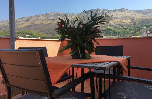 Modern Red & Blue Apartment - Photo 30