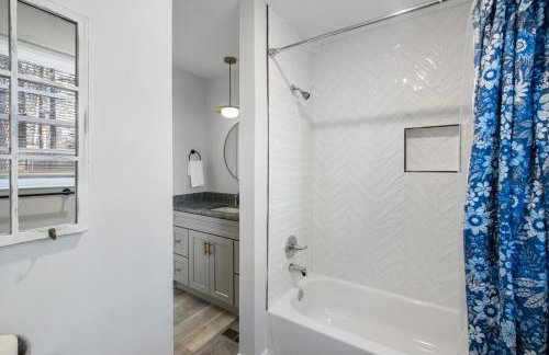 Perfect cute home in Garner with firepit & king bed - Foto 22