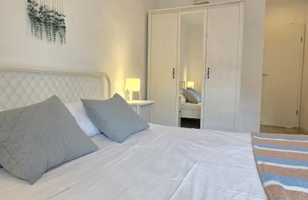 Bright Apartment with Two Balconies and a Seaside Pool - Foto 13