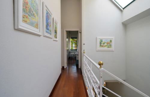 House with cozy garden BBQ and free parking - Foto 29