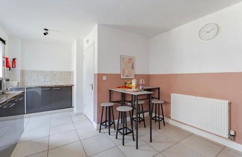 Stylish 5Bedroom Getaway in Quiet Mildenhall Area - Photo 54