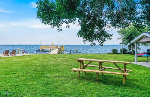 Dock and Fire Pit Lakefront Bonneau Home! - Foto 2