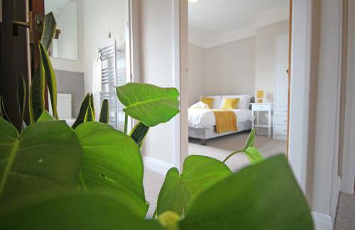 Recently Refurbished 3 Bedroom Home with Parking - Perfect for Longstays - Sleeps 8 - Photo 11