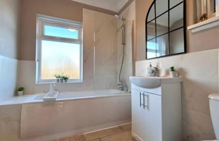 Fully Furnished New Malden 3BDR Home with Parking Washer Dryer and Garden near Kingston - Foto 21