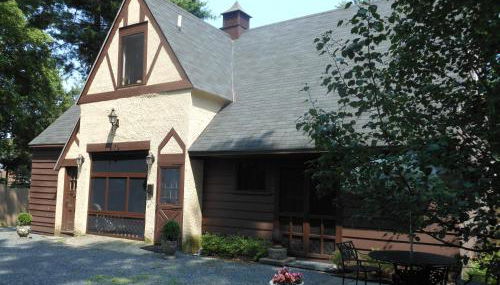 The Carriage House Loft - Photo 2