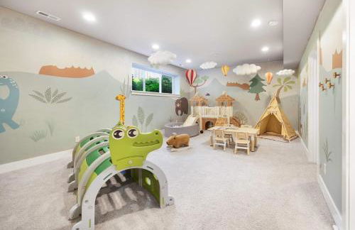 Modern Kirkland 4BR Family Oasis Kids Paradise - Photo 68