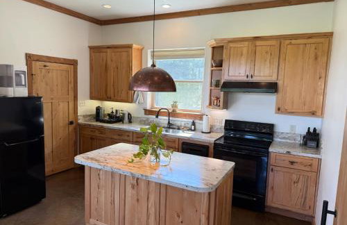 Whispering Pines Retreat, Secluded Cabin with Hot Tub & Pond - Foto 18