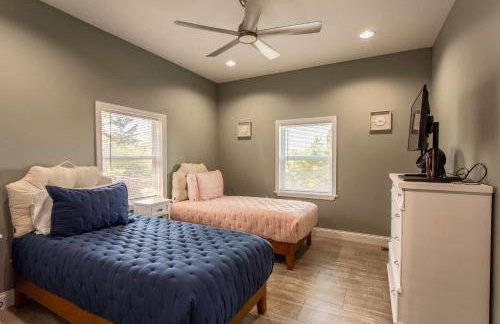 3BR House By Lake with BBQ Fire Pit & EV Charger - Foto 6