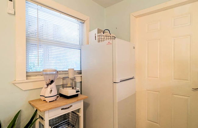 The Secret Garden - The Cottage Near Beach, Shops, Restaurants, Pet Friendly, Close to Lucerne Ave! - Foto 5