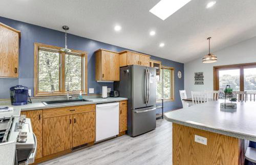 Private Lakefront Cabin with Hot Tub, Deck and Views - Foto 9