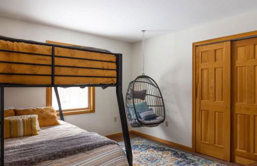 Smuggler's Notch Mountain House with hot tub & river - Foto 38