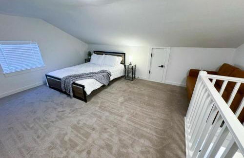 Gorgeous Move in Ready 2 BR Duplex - Photo 7