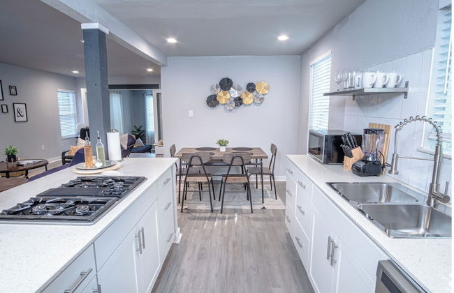 Stylish 4 Br/2ba Renovated Home Near Downtown - Foto 13