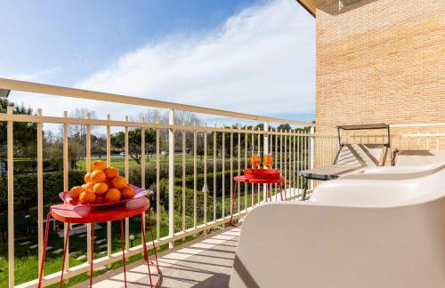 GuestHost -Elegant Seaside Apartment with Pool and Parking - Foto 5