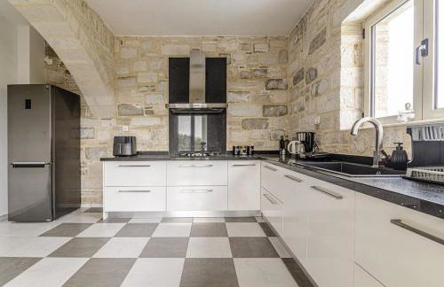 Elysian Stone Villa with Pool & Mountain View - Photo 32