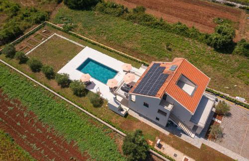 Green & Blue Five Bedroom Villa with Private Pool and Complete Privacy - Photo 51