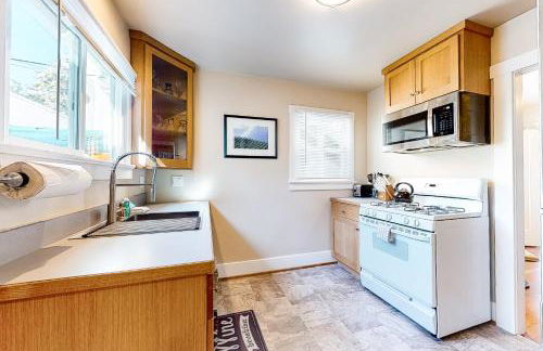 Steps to Sand Beach Hill Bungalow with Patio - Foto 9