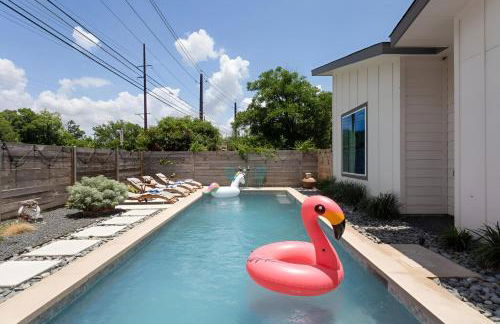 Stylish Home with Pool & Hot Tub near Downtown - Foto 1