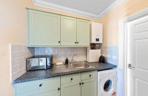 Modern King Bed WiFi Kitchen Perfect for Long Stay - Foto 12