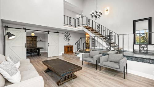 Serene Hilltop Oasis Above the City w Private Pool - Foto 4