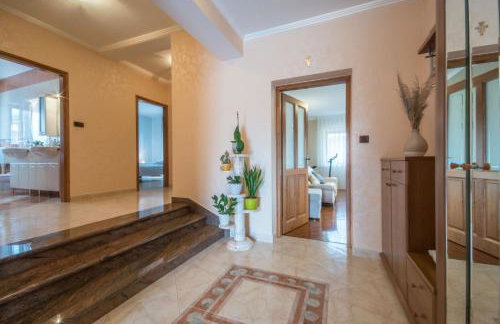 Villa Ritoša, a beautiful pool villa surrounded by greenery - Photo 15