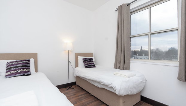 Modern 2-bed Home - Sleeps 6 & Free Parking - Foto 4, Habitación