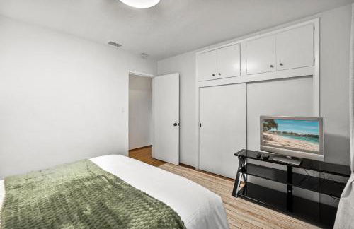 Entire Private Home with 4 Bedrooms 2 Bathrooms, Spacious, Lux King Bed, Ranch Style, Prime Area, Available Now - Photo 32