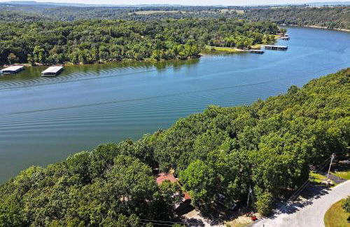 Home with Large Deck on Table Rock Lake! - Foto 3