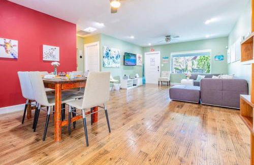 Fun Family-Friendly Poolside Escape Near Beach - Foto 6