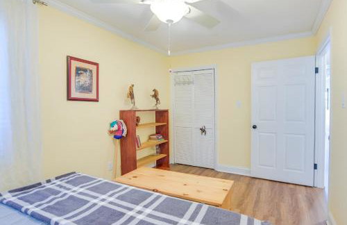 Radford Home with Wraparound Deck! - Foto 14